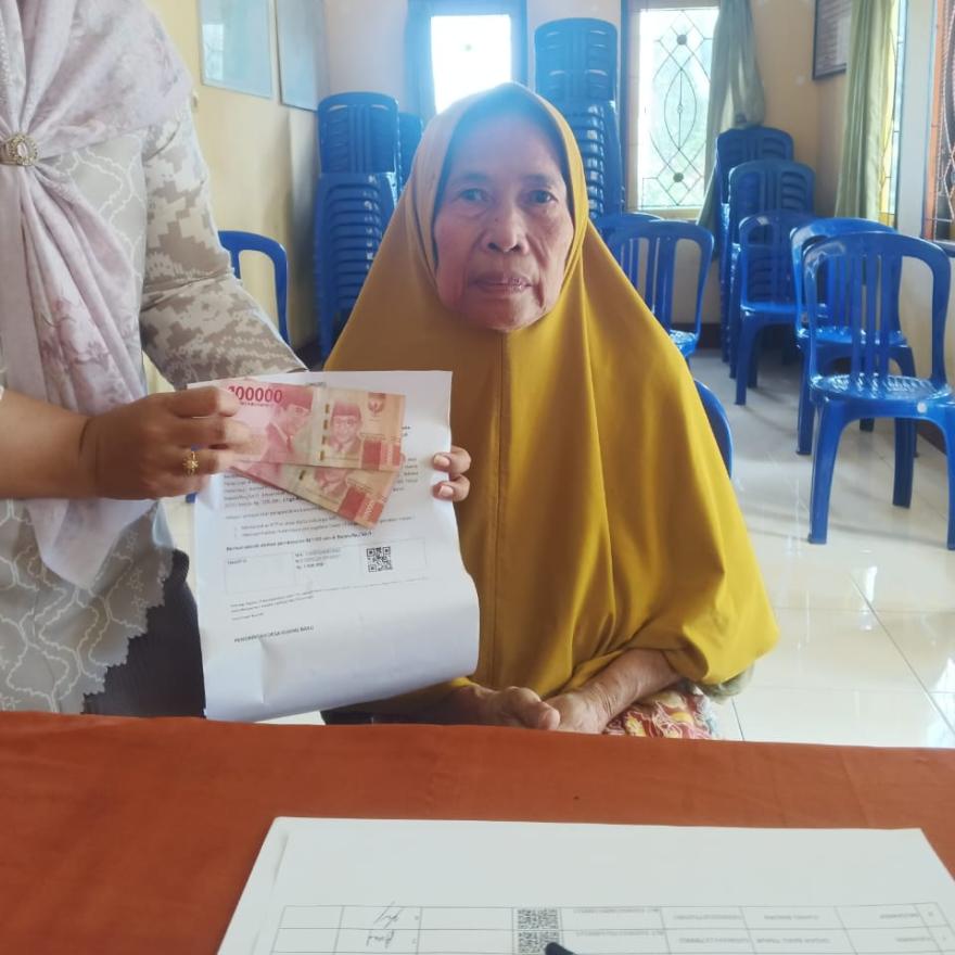 PEMBAGIAN BLT DESA KUANG BARU